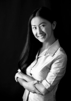 上岡安佳里, 翻訳, 通訳, 家庭教師, 教師, 留学コーディネーター